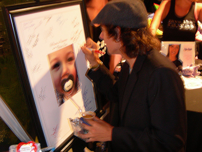Matthew Underwood signs MyPacifiercom autograph auction poster
