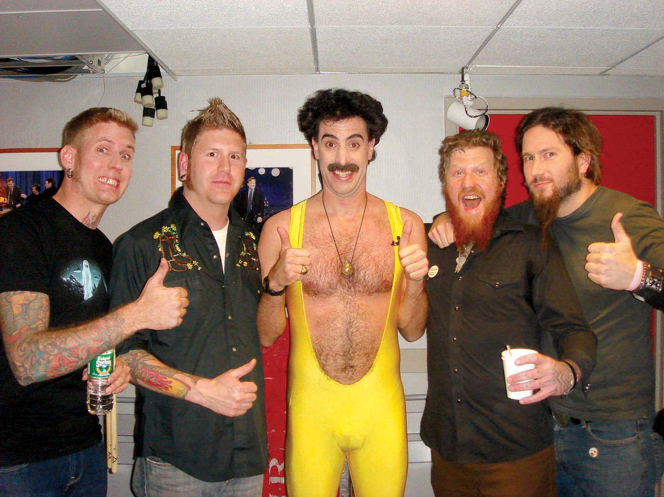 Mastodon er glad i film. Her henger de med Borat backstage hos Conan OBrien. 