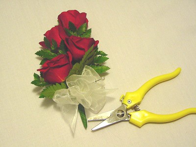  Flowers on Brides Stretch Wedding Budgets With Do It Yourself Seasonal Flowers