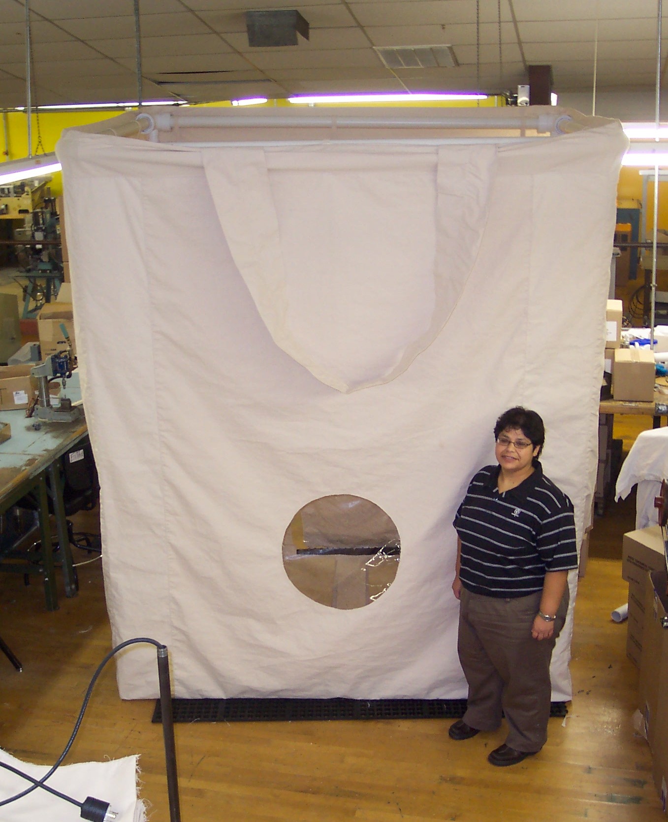 Man Sits In World s Largest Reusable Shopping Bag To Raise 