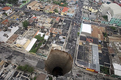 Sinkholes Guatemala on Giant Sinkhole Swallowed Buildings Whole In The Aftermath Of