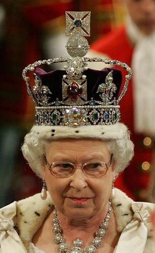 queen elizabeth 1 crown. Queen Elizabeth wears Royal