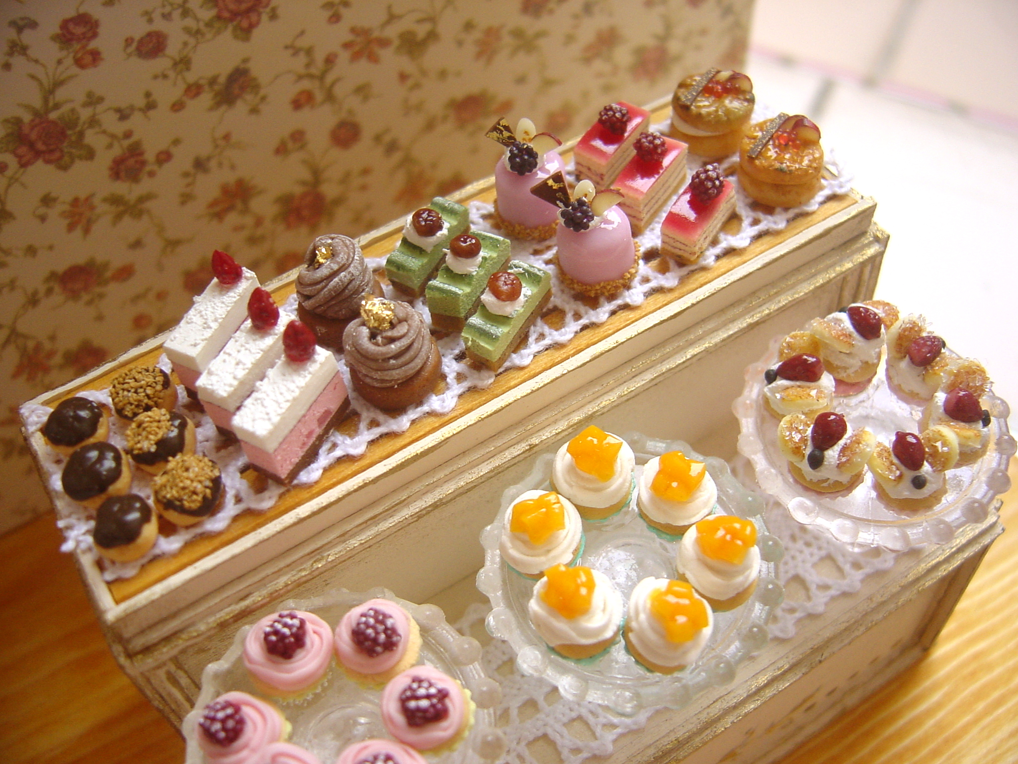 Pei Li s Dollhouse Miniatures Feature Creations in Unique ...