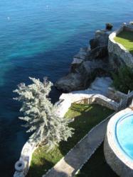 A picture of the seaside cliffs of Home Sweet Home resort in Negril, Jamaica