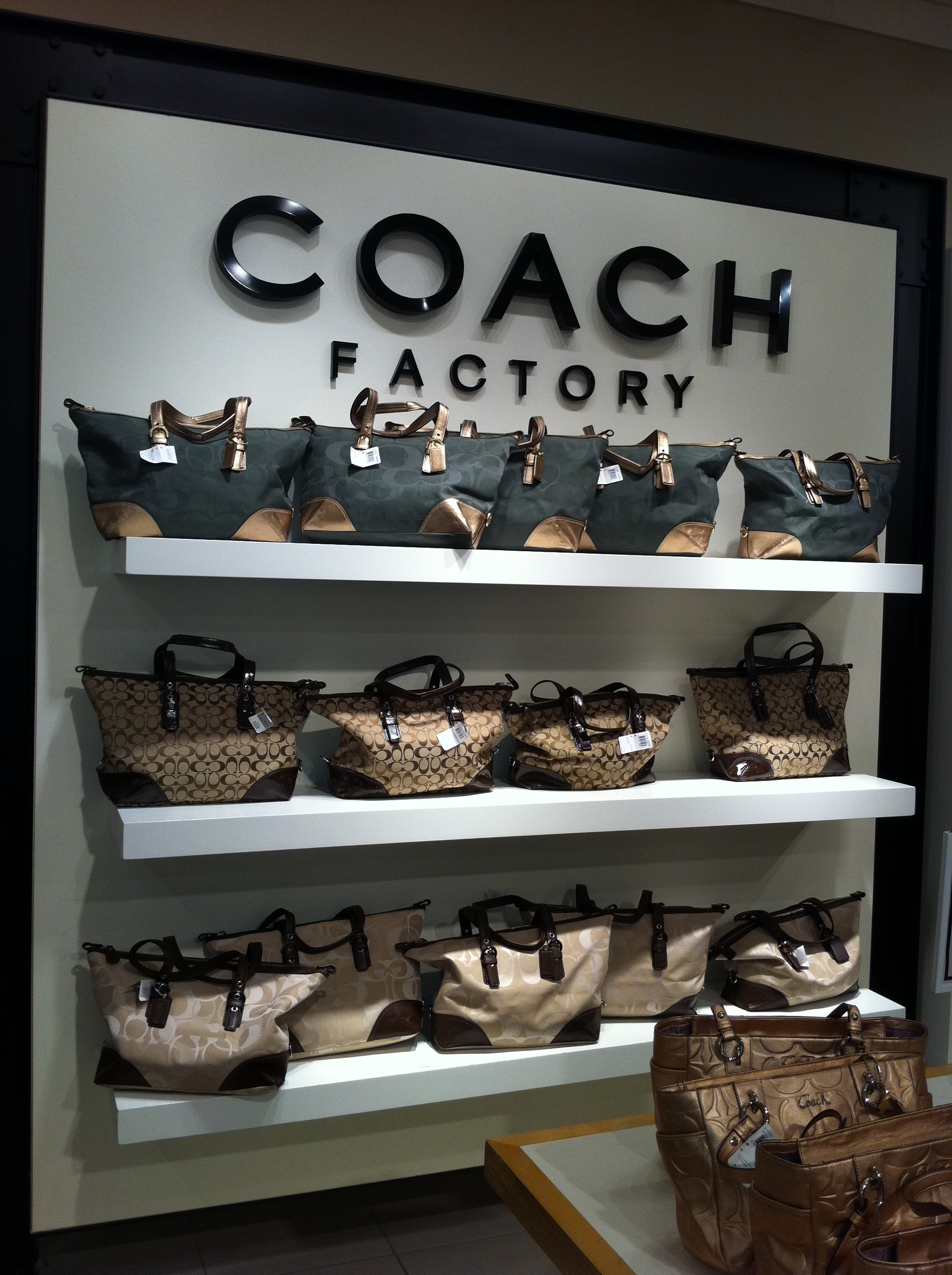 coach outlet hours