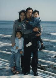 Si Young Lee and family
