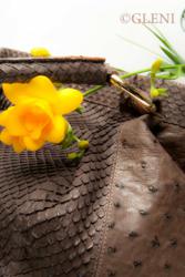 sacs à main en cuir exotique artisanaux ont expérimenté avec des combinaisons fascinantes de crocodile et de python, d'autruche et d'anaconda
