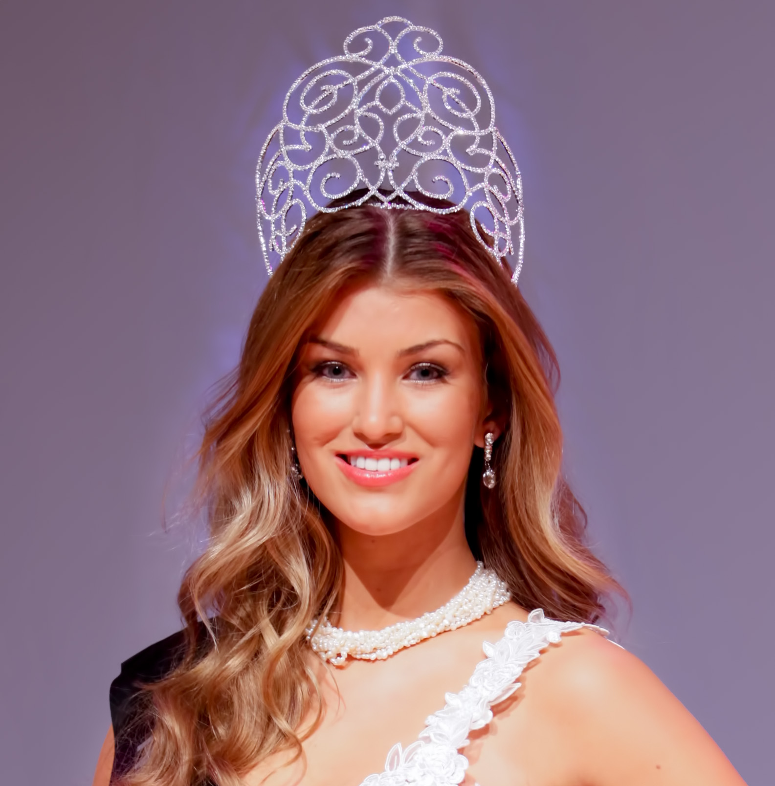 Bristol Beauty Amy Willerton Is Crowned Miss Universe Gb 2013 And Awarded Orchira Pearl Necklace