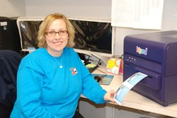 Kathleen Duncan with her Winning Label Design, next to her Kiaro printer