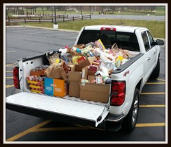 Ray Chevrolet Fox Lake hosts food drive