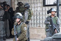 Israeli soldiers arrest Palestinian teen