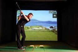 Golfer tees off on golf simulator at new indoor golf center in Ohio