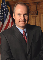 Lt. Gov. Casey Cagle help honor GA manufacturing employees.