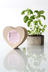 Brides and grooms can give the DIY kit as a no-fuss, eco-friendly wedding favor, or they can make the NativeCast kits themselves to distribute at the wedding ceremony or reception.