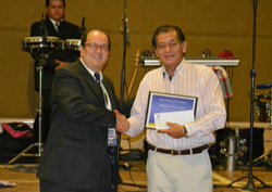 LBA's Alberto Blanco presents the AMITRA Engineer of Year award to Miguel Fernandez Arias