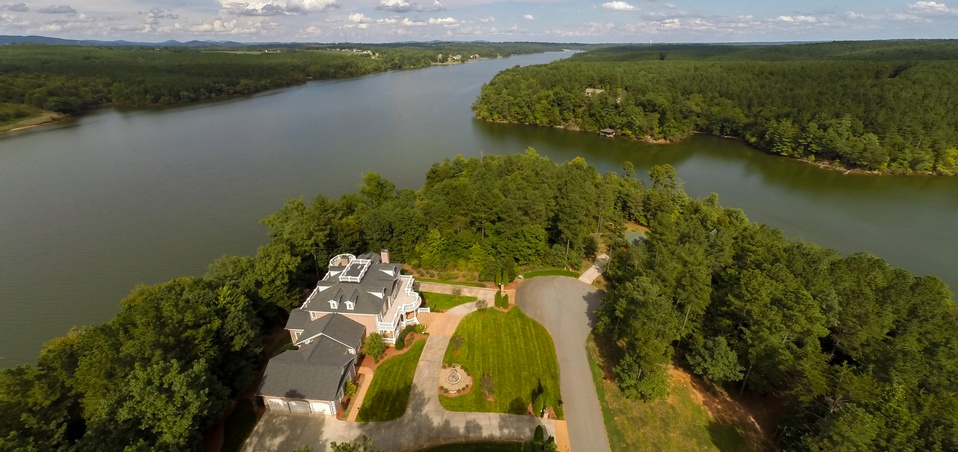 interluxe-to-auction-paradise-harbor-lakefront-estate-near-hickory