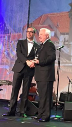 @properties' John D'Ambrogio accepts his Hall of Fame Award at the LeadingRE Global Real Estate Conference