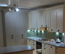 A Metallic Glass Splashback From A Splash of Glass: This toughened glass splashback has a metallic finish and makes this kitchen design really pop