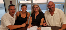 Picture of Jeff and Rita Paxton signing a franchise agreement with Ziggi's founders Brandon and Camrin Knudsen