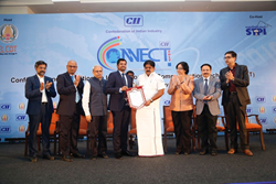 Shaji Ravi receiving the 'Entrepreneur of the Year 2017' award