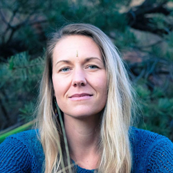 Testimonial Headshot of Amber Brovelli, Yoga Teacher and artist