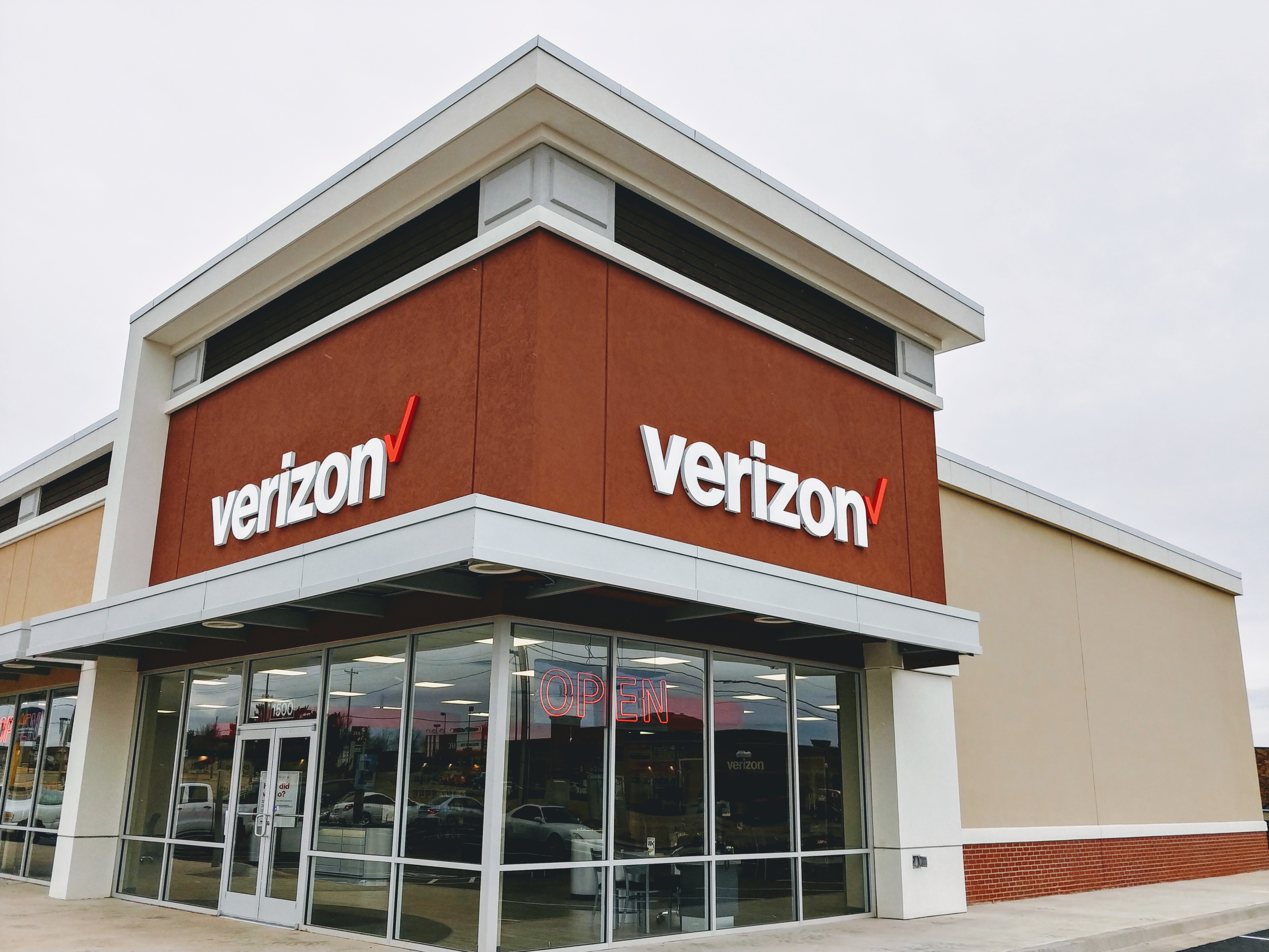 Cellular Sales Opens Store in Edmond