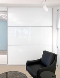 Bendheim's TurnKey™ wall cladding system featuring HardShell® coated back-painted glass in white.