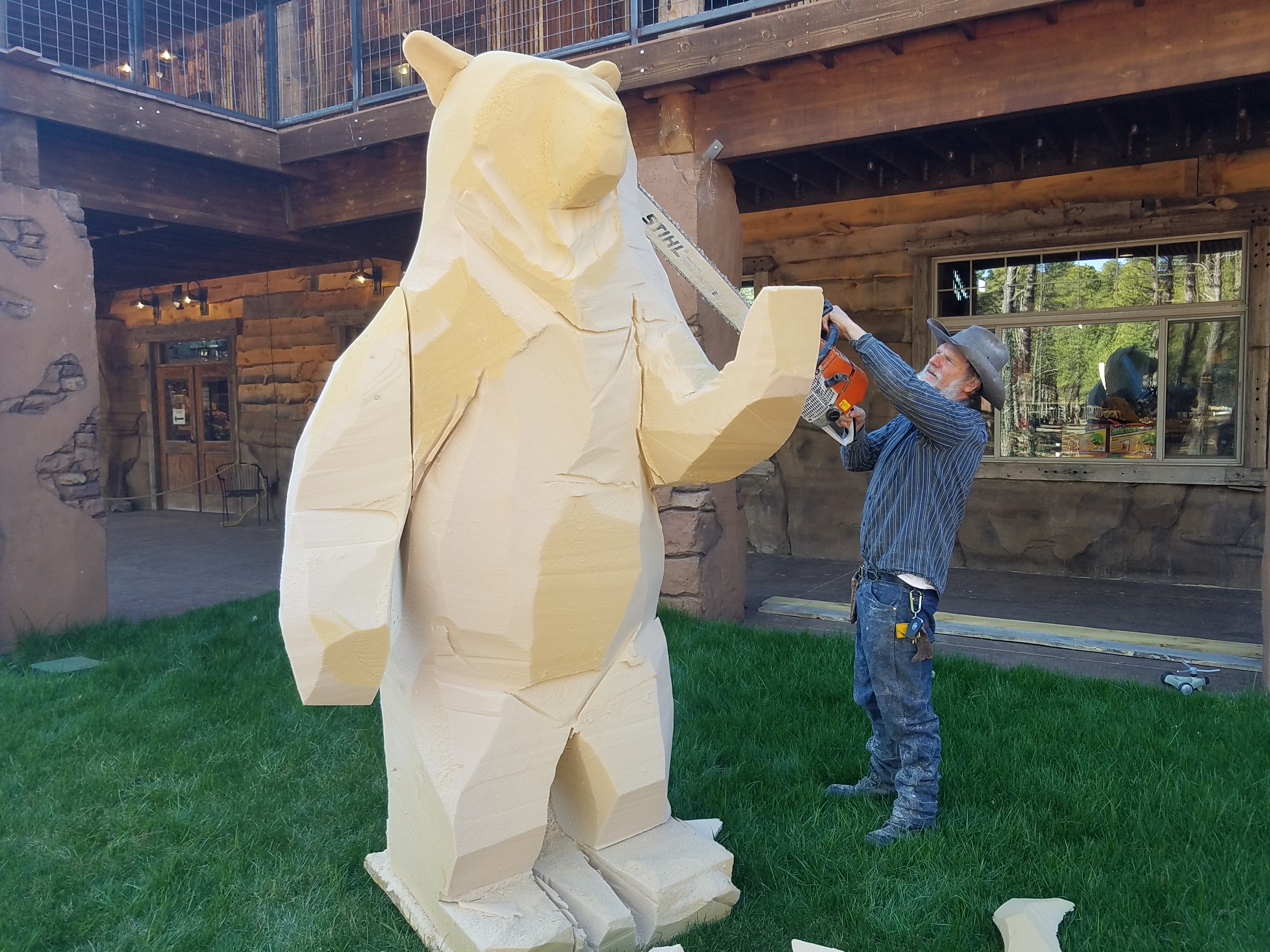 Bearizona Commissions WorldFamous Sculptor Family to Create Epic