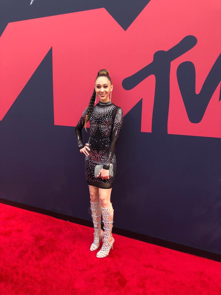 estropeado átomo Sin alterar Briannagh D Takes Over the 2019 MTV VMA Red Carpet