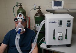 man with SaiOx breathing device