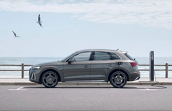 Side view of the used Audi Q5 Gray