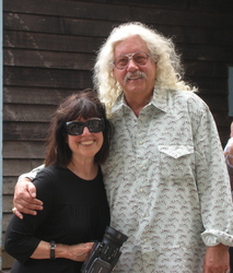 Singer Arlo Guthrie Says Wife, Jackie, Has Died