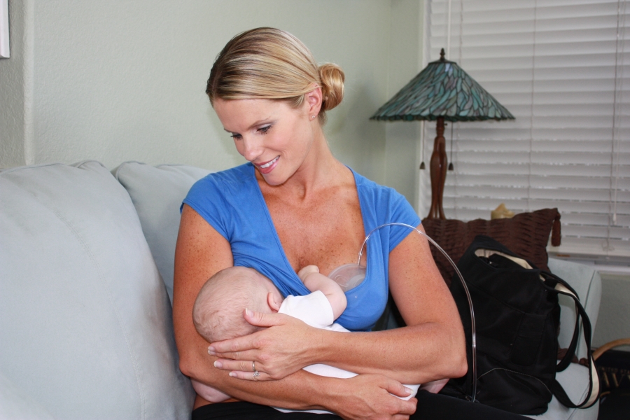 The Freemie system's natural shape allows moms to simultaneously breastfeed and pump