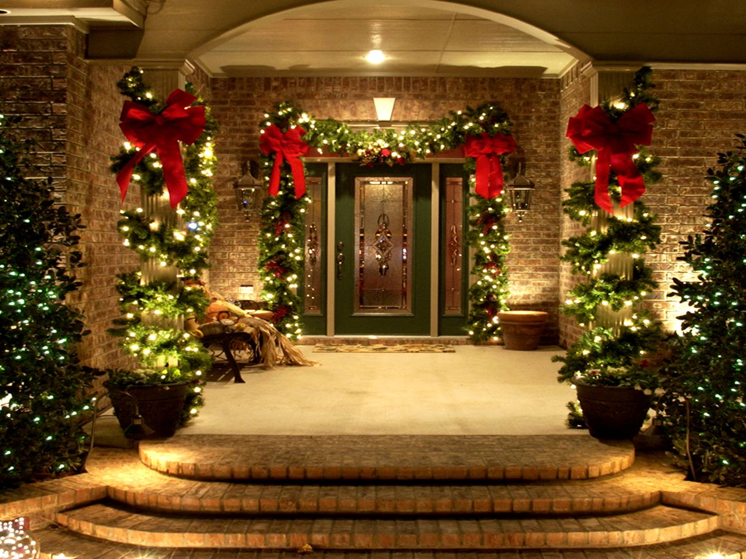Example of Christmas Decor by Swingle - Entrance