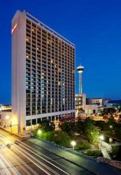 Guests at Downtown San Antonio Hotel Explore the Riverwalk with New Deal