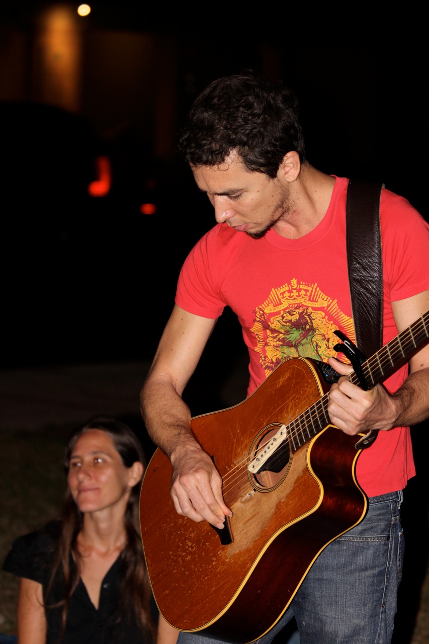 Musician Makana visits Occupy Honolulu