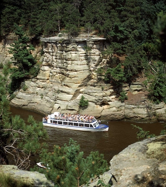 Dells Boat Tours' Sunset Dinner Cruise Showcases Wisconsin Dells'  Spectacular Scenery