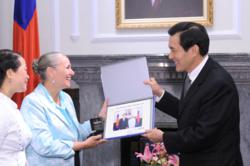 On the 9th Annual Youth for Human Rights World Tour, Founder and President Mary Shuttleworth introduced Taiwan President Ma Ying-jeou to the Youth for Human Rights International educational program and materials.
