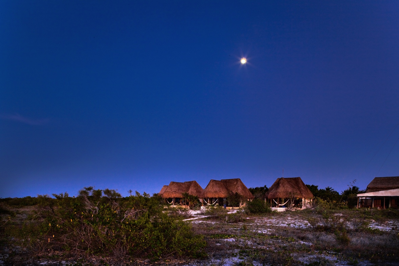 "Normal Moon" illuminates Hotel Xixim bungalows