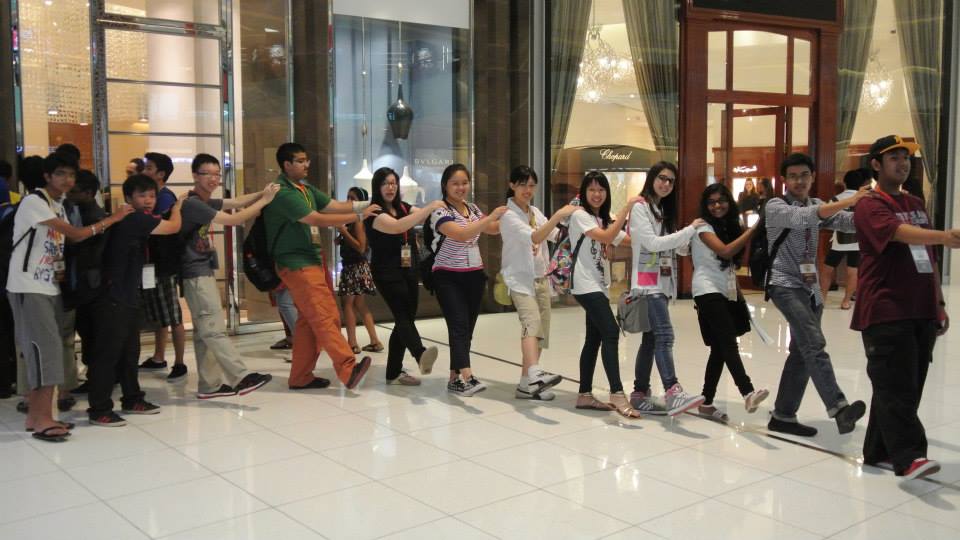 12 Students from 12 Countries Meet for the First Time as Teammates in the Scavenger Hunt at the DubaiMall