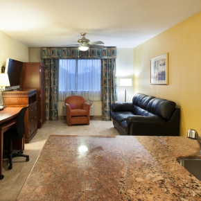 Rodeway Inn & Suites Cruise Port Hotel