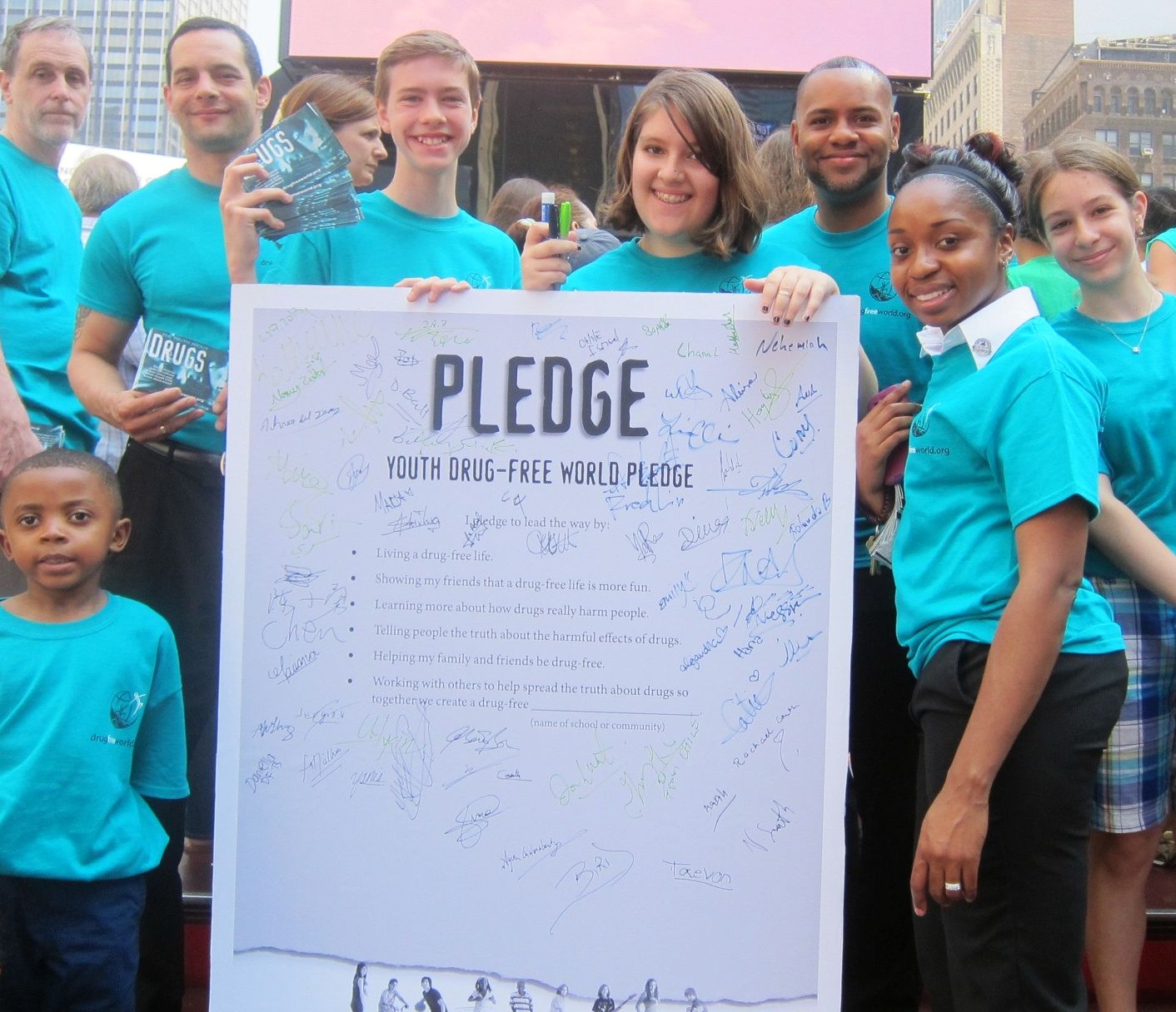 Volunteers from the Church of Scientology of New York reached out to people on Times Square on June 29, 2013, inviting them to make informed decisions not to take drugs.