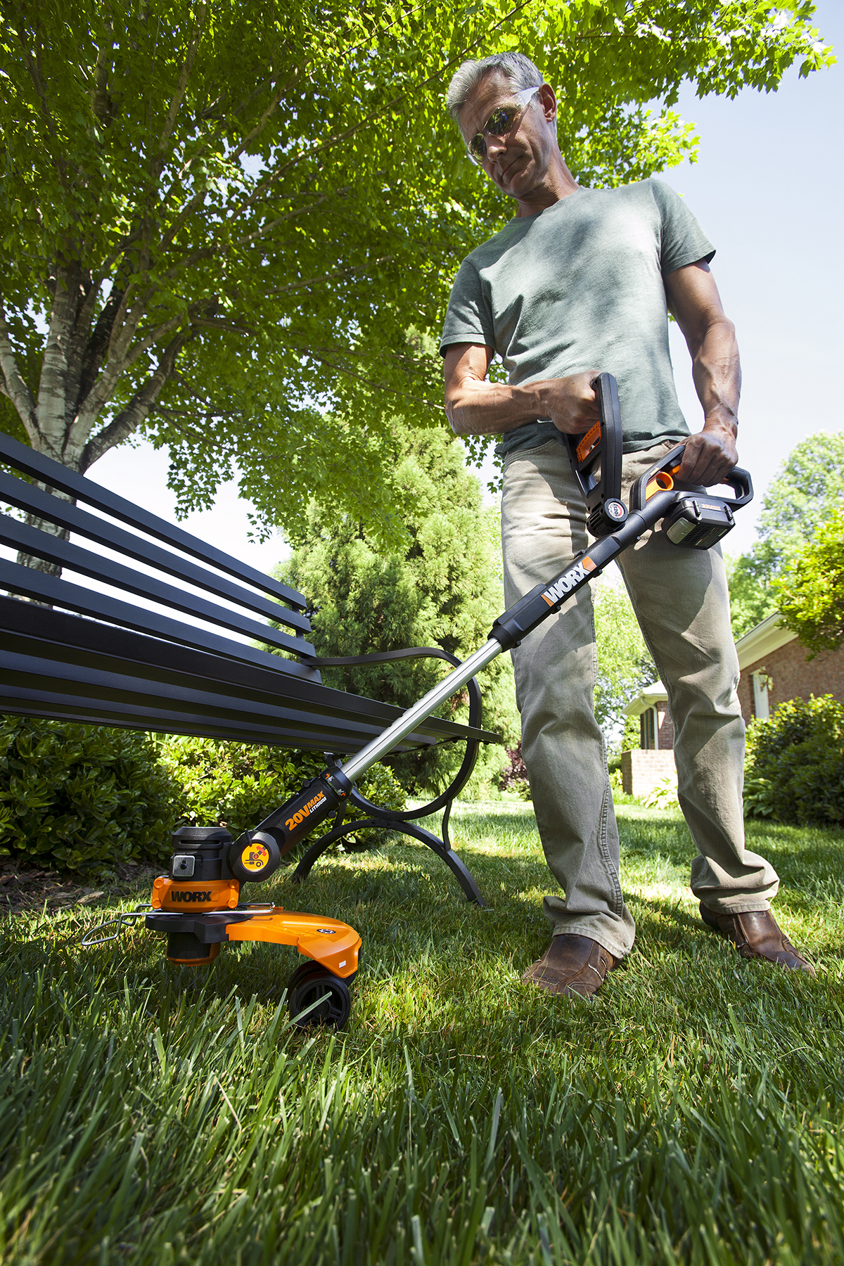 The head of the 32V Max Lithium GT 2.0 trimmer tilts 90° for trimming under benches, decks, shrubs and other obstructions