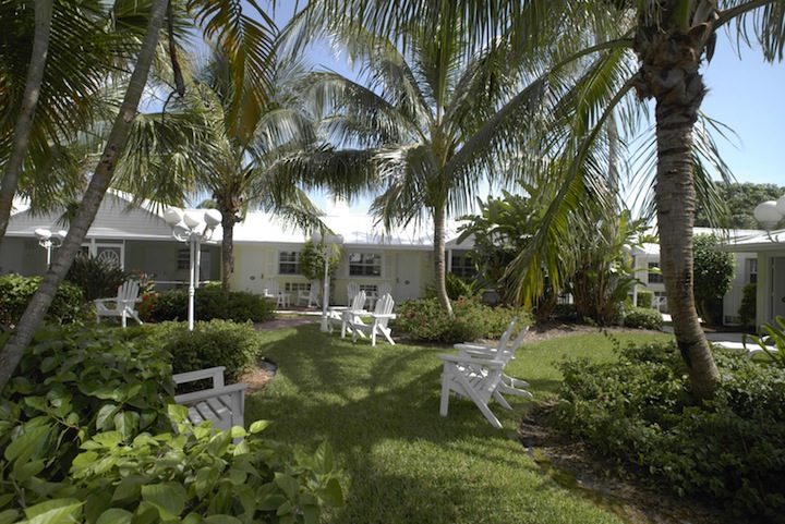 Courtyard garden at Lemon Tree Inn of Naples, Florida