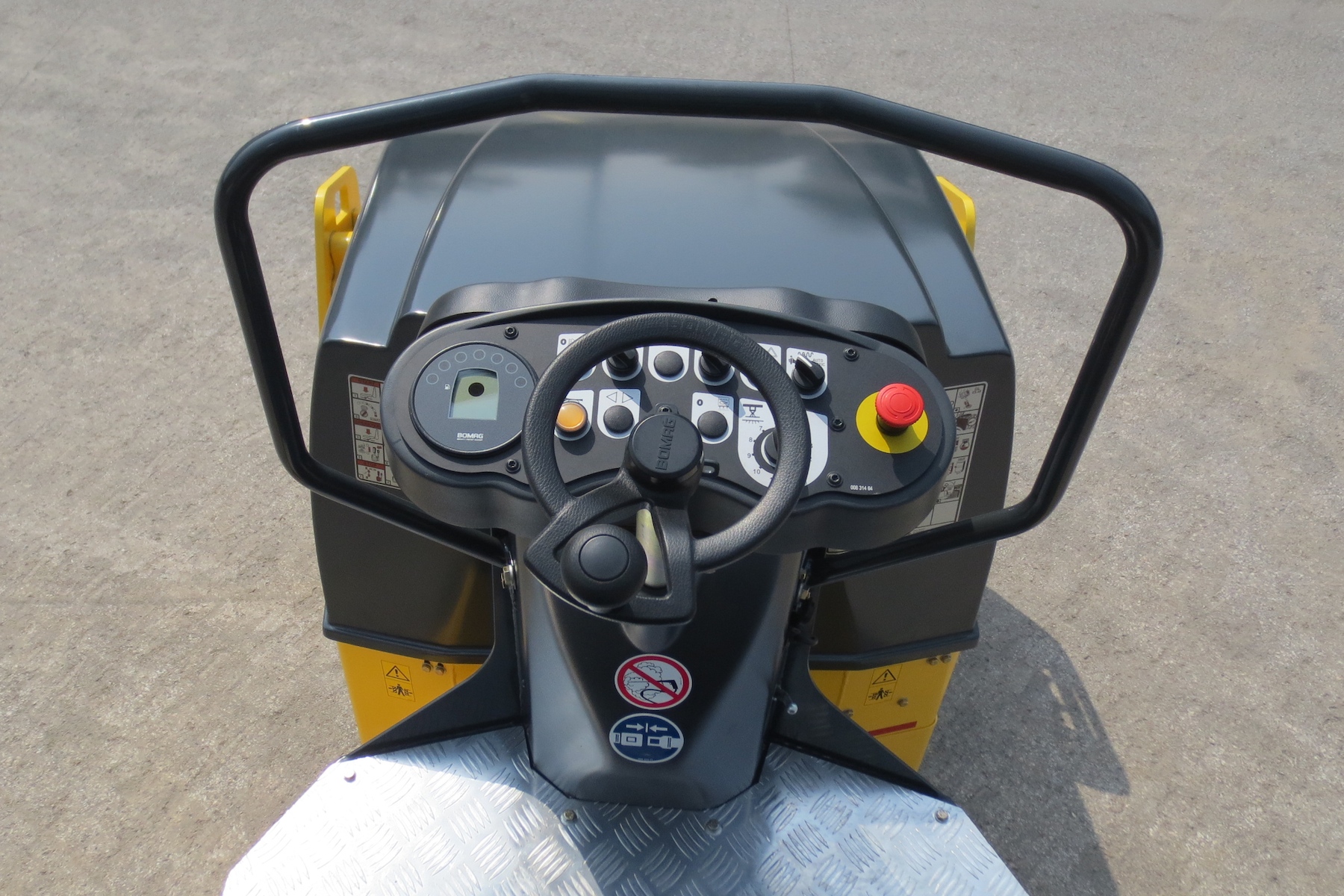 The BOMAG BW100AD-4 features a new Smart Drive steering wheel.