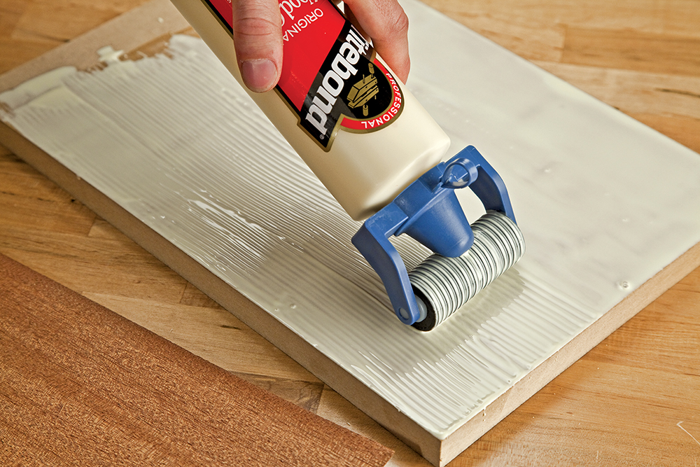 A ribbed roller with angled head - all heads fit 16 and 32 oz. Titebond® glue bottles.