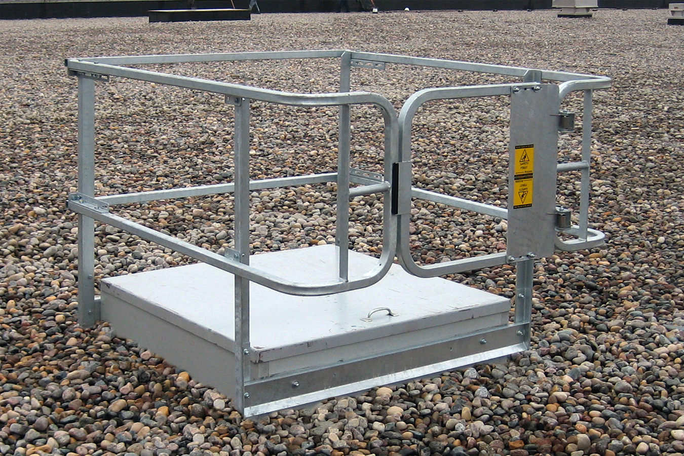The roof hatch railing includes a self-closing safety gate for a passive safety system that closes automatically