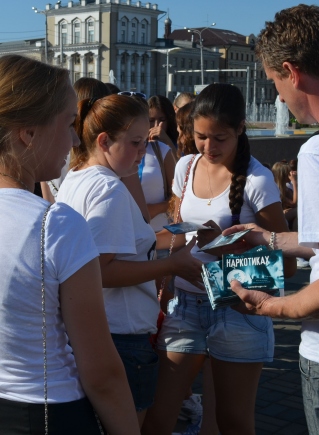 Volunteers from Scientology Churches, Missions and like-minded groups ran in the 5th Annual Drug-Free Russia Marathon and distributed tens of thousands of The Truth About Drugs booklets.