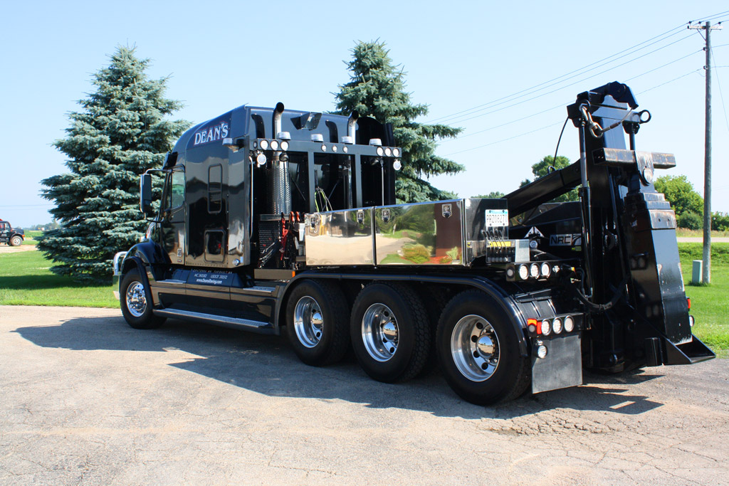 Dean's Towing truck with Carbon Fiber Poly Minimizer fenders.