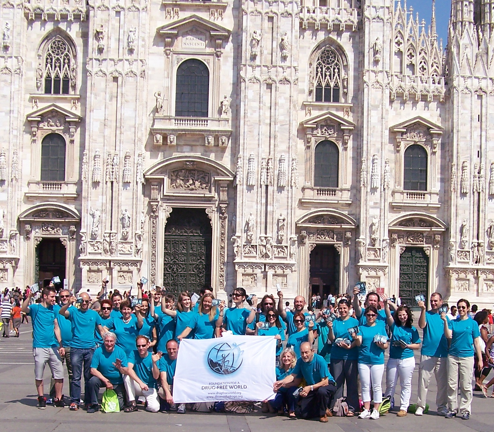 Volunteers from the Church of Scientology of Milan reach out to youth with The Truth About Drugs education materials at Piazza Duomo in the heart of the city.